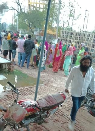 Uproar over cutting of electricity connection of Kanshiram Colony, blockade of feeder
