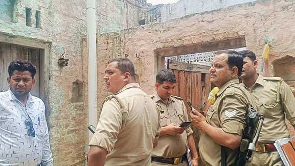 Wife went to visit relatives... young man committed suicide by hanging himself
