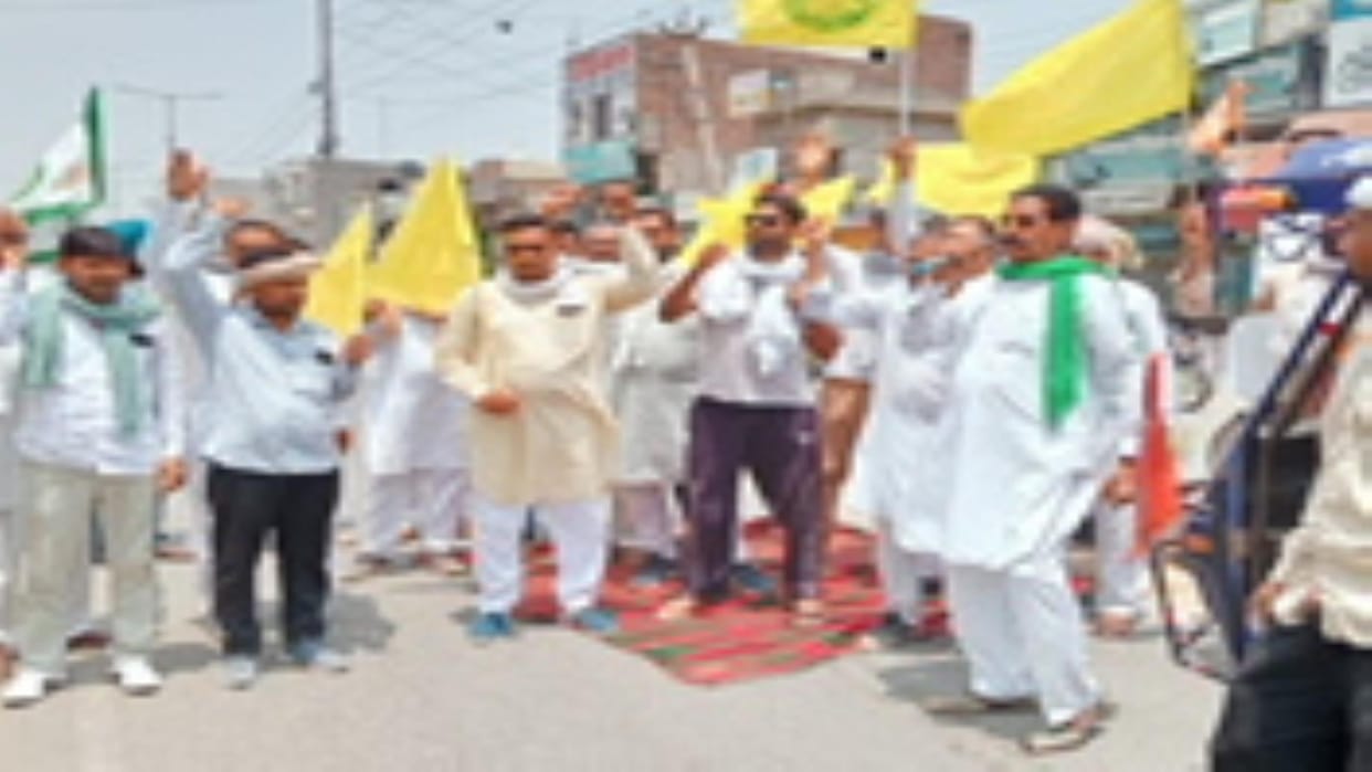 Angry farmers protested in front of the bank for not getting cotton insurance
