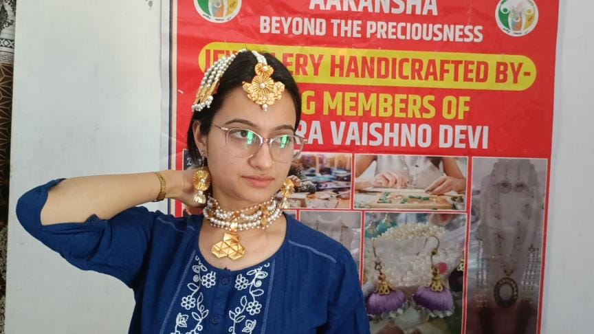 Artificial Jewelry Made by Womens