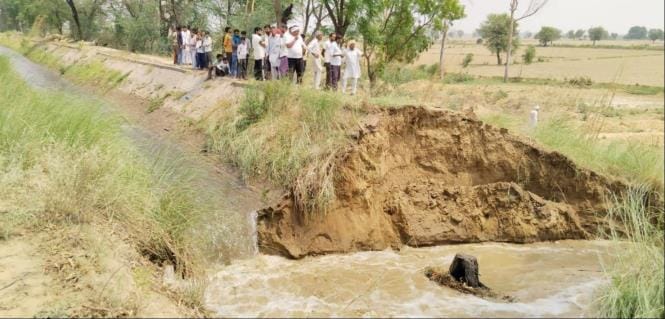 As soon as water arrived, Baruwali minor broke near Dhukda