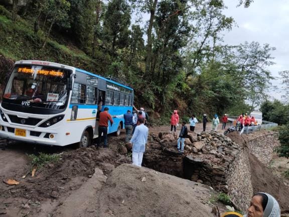 Bus got stuck in the scrubber due to mud, passengers pushed it