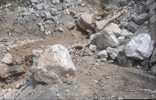 The road blocked due to rain could not be opened, people are troubled