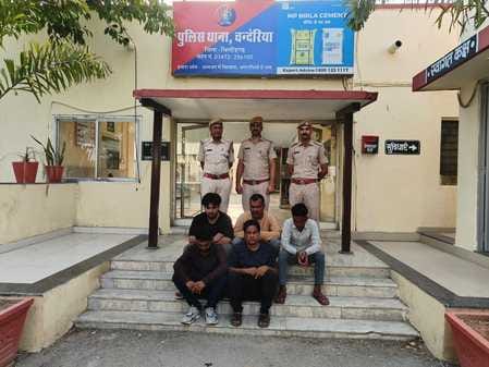 पुलिस की गिरफ्त में आरोपी