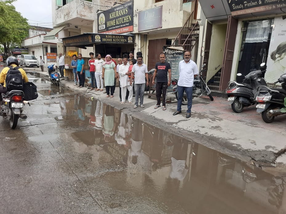 People expressed their anger due to sewer overflow in Sector-15 for two months