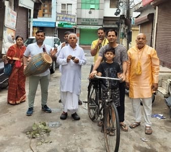 Harinam Sankirtan was done by taking out Prabhatpheri