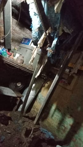 The roof of the house collapsed during the rain in Garhi Jhanjhara, the family members narrowly escaped