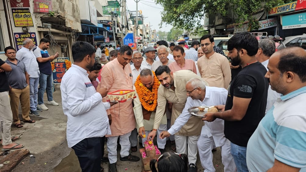 Work of laying storm water line started with Rs. 16 lakh