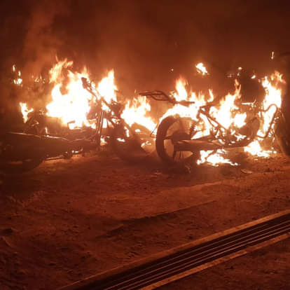 बाइकों में आग लगा दी