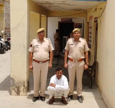 पुलिस की गिरफ्त में आरोपी