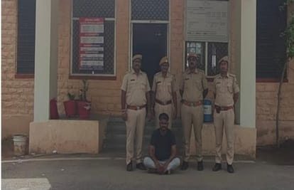 पुलिस की गिरफ्त में आरोपी