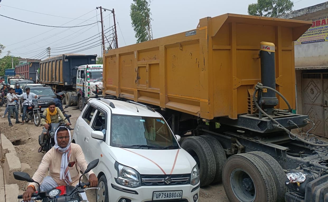 Traffic jam at railway crossing for two hours, vehicles stuck