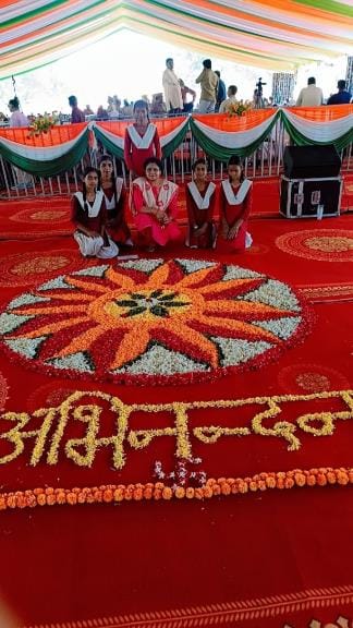 Children made attractive rangoli on the arrival of the Chief Minister