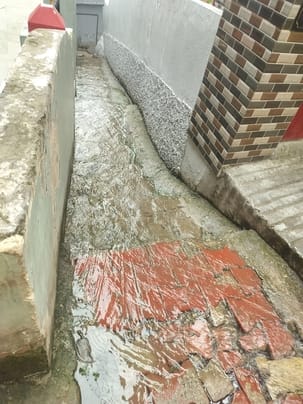 Sewerage chamber leaks in ward two of Nagar Nigam Hamirpur, people are troubled