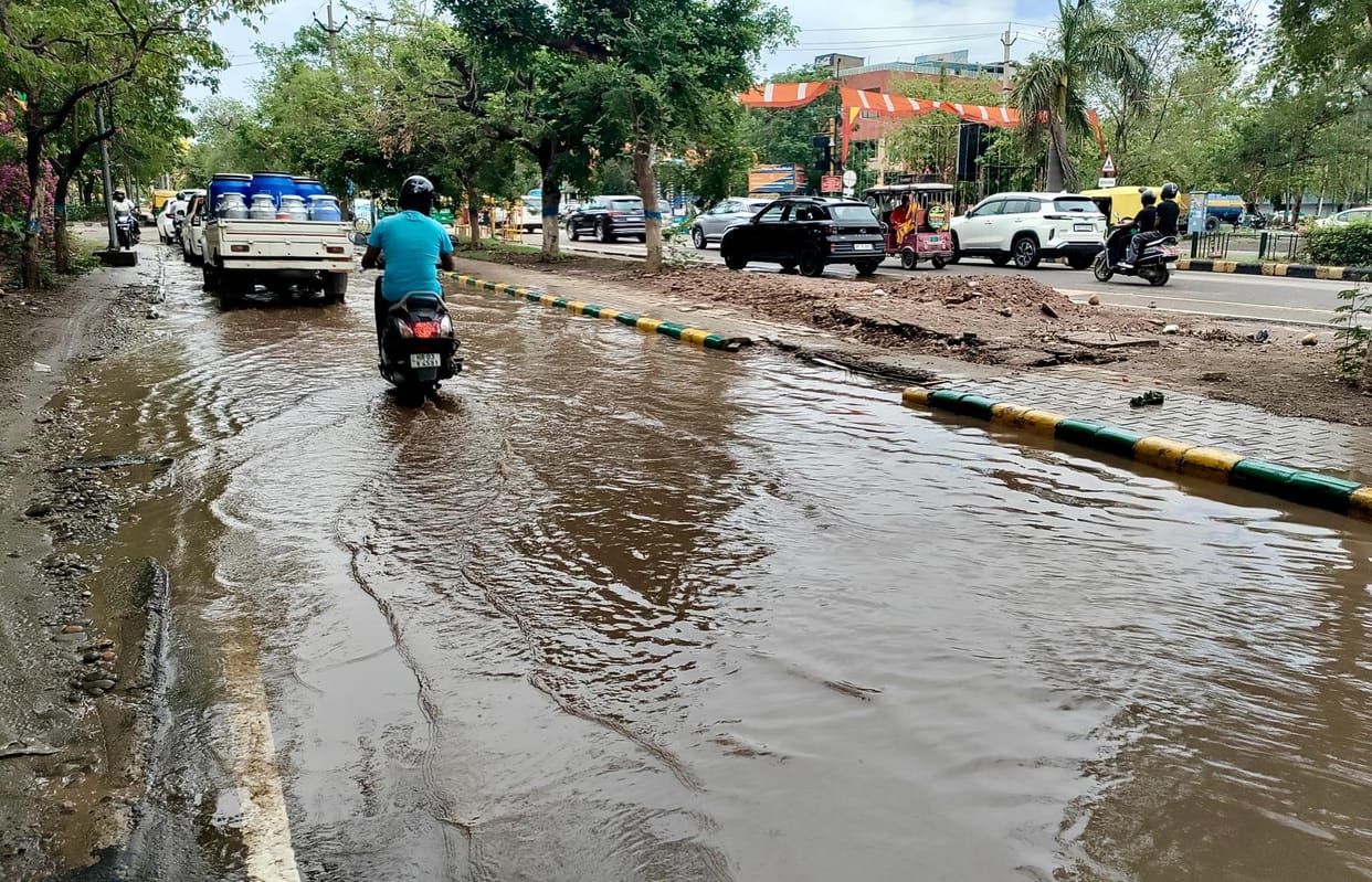 Roads and lanes jammed again after rain, city dwellers waiting for cleaning