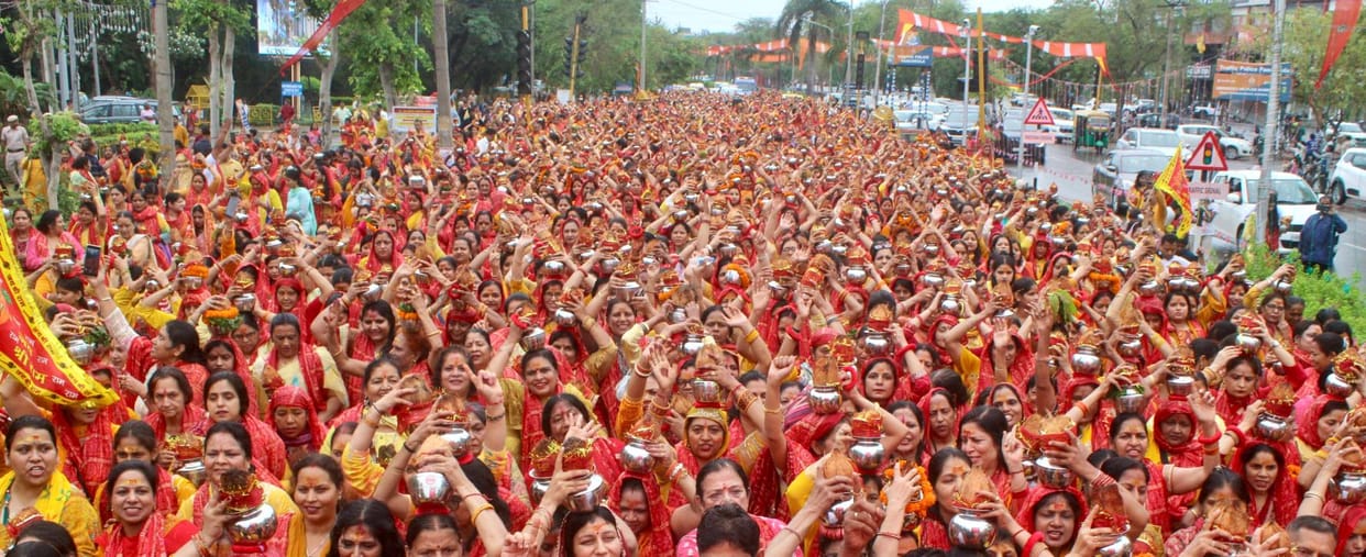 Kalash Yatra was taken out on the occasion of Shri Hanuman Katha, more than 2000 women participated