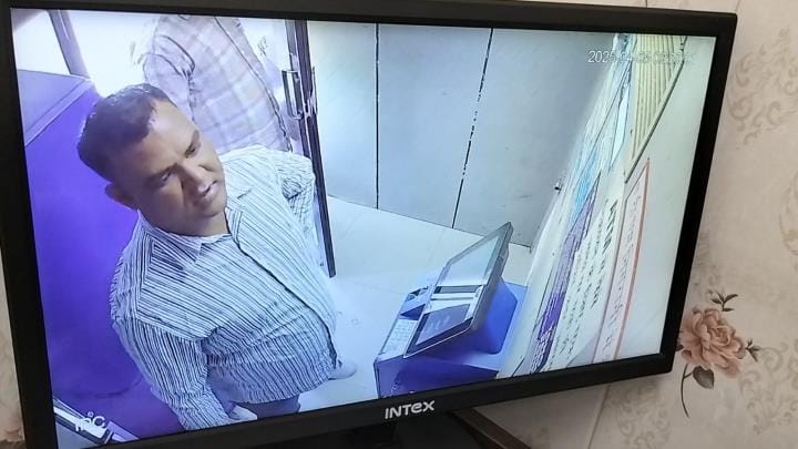 80 thousand rupees withdrawn from an old man's account by changing his debit card