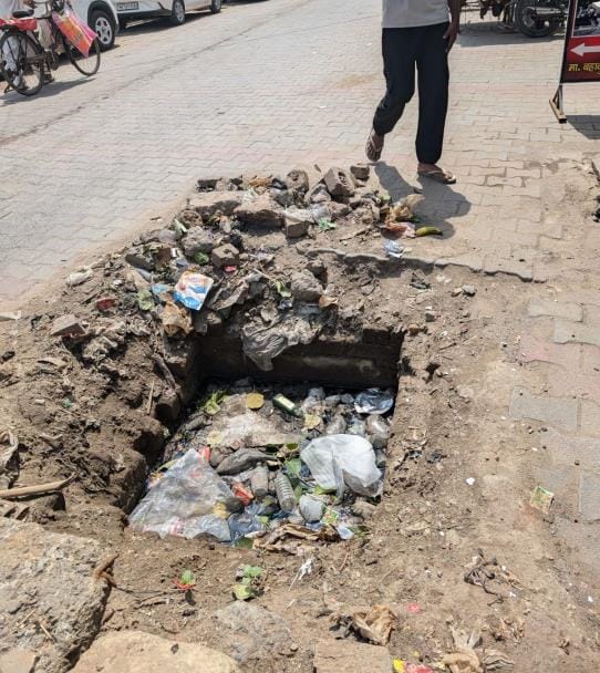 30 sanitation workers are busy cleaning storm drains in the 14 km radius of the Nagar Panchayat