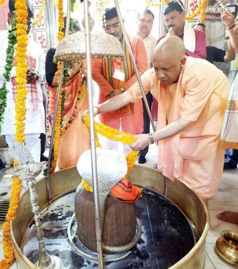 Yogi gave the message of spirituality after visiting the temple, appealed to the Panchayats for development