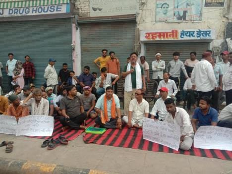 Sanitation workers staged a sit-in protest, agreed on the assurance of the Municipal Commissioner