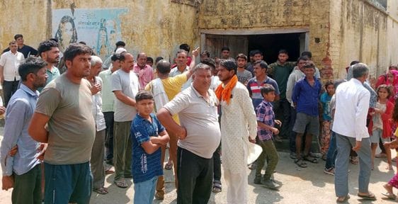 Firing in Wazirganj, Dataganj and Ughaiti, three people injured