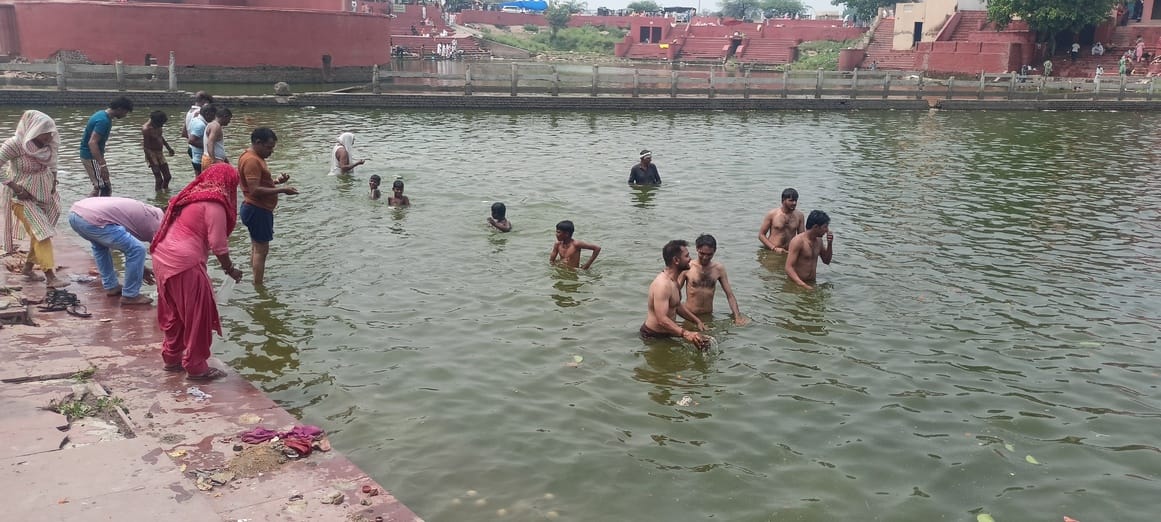 Devotees took a dip in Pindara shrine