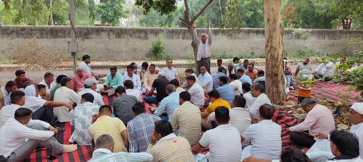 Electricity workers shouted slogans at SE office for one hour