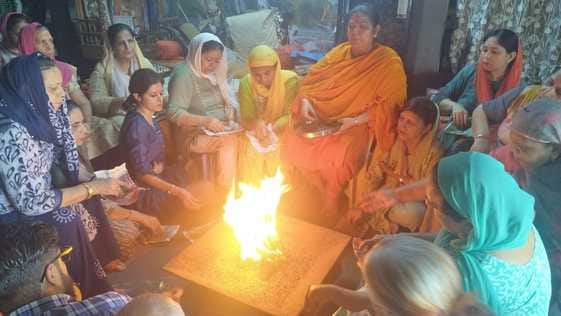 Women kept fast for unbroken good fortune