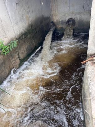 300 cusecs of water stored in JLN canal is black, foul smell is also coming