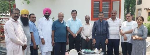 Residents of Shalimar Enclave presented a memorandum to XEN and told about the electricity problems