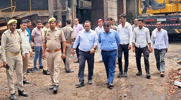 Factory worker Munendra's family reached DM office, said- Justice should be given along with the dead body