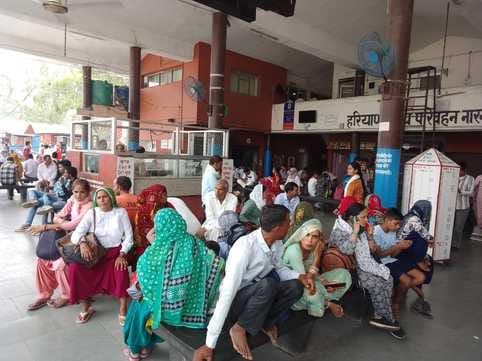 No fear of Corona... Precautions are not being taken at bus stands and railway stations