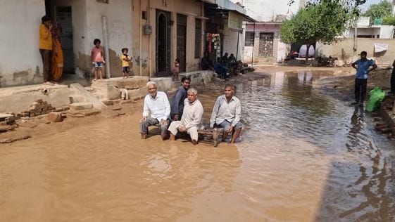 Protest by placing a cot on the waterlogging on Dulana road