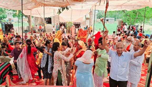 Devotees danced on the hymns of Lord Krishna