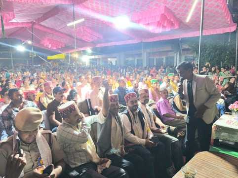 The audience danced to the song Saajan niklu bekar tara laadiye...