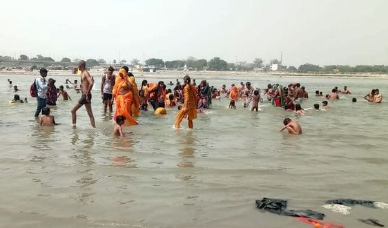 A holy dip was taken on Somvati Amavasya