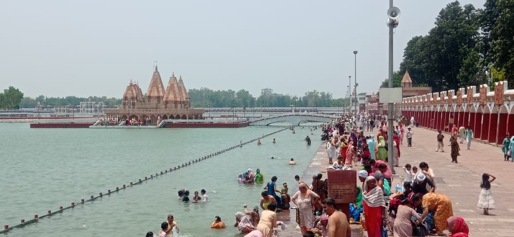 On Pitru Amavasya, devotees took a holy dip in Brahma Sarovar