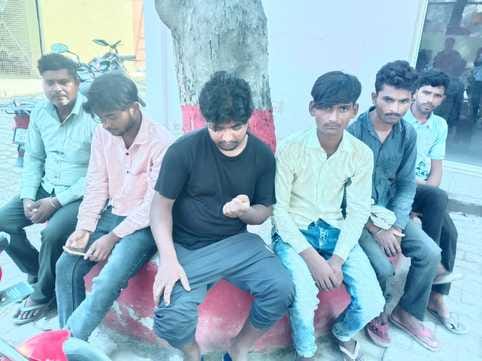 Bareilly farmers returning after selling melons were robbed