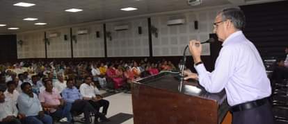 पंचायत भवन में नशा मुक्ति पर रिसोर्स पर्सन के लिए आयोजित प्रशिक्षण शिविर को संबोधित करते डीसी 