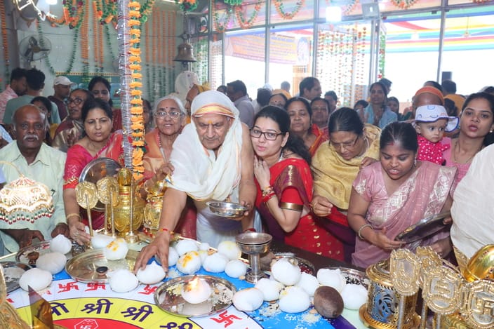 Rath Yatra organized on the occasion of birth and penance of Tirthankar Shantinath Bhagwan
