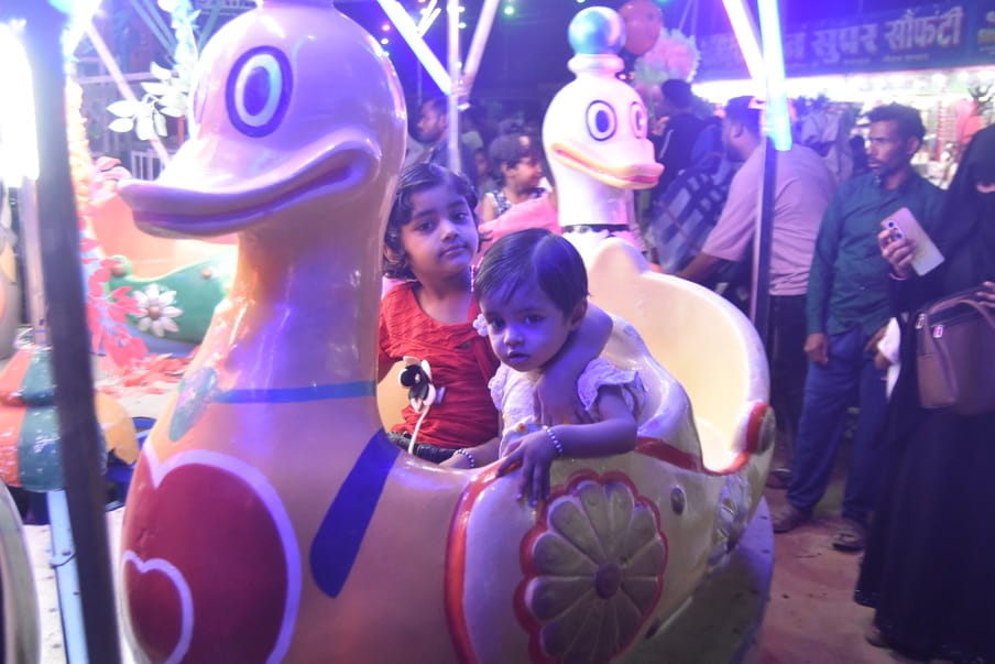 Nauchandi fair started with the presentation of bhajans, children had fun