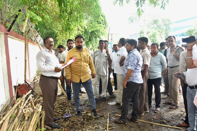 The Municipal Corporation got 71 people to occupy the land to set up their carts