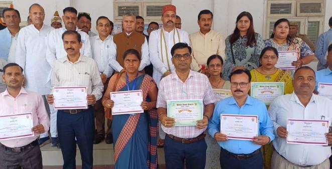 Basic teachers were honored in the ceremony