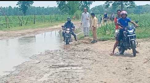 Sharda's water level increased, traffic on river paths and pontoon bridge stopped