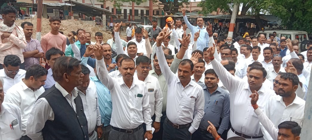 Advocates gheraoed SDM office