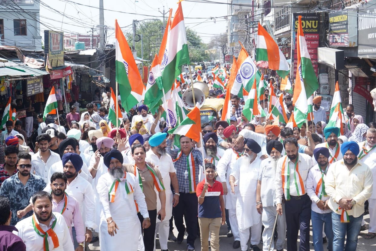 Vijayi Tiranga Yatra was taken out and the valor of Indian Army was praised