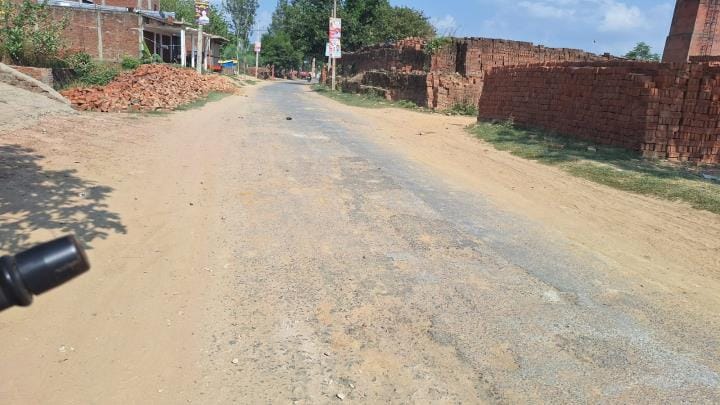The road leading to Tameshwarnath from Manjhariyan and Dhanghata is damaged