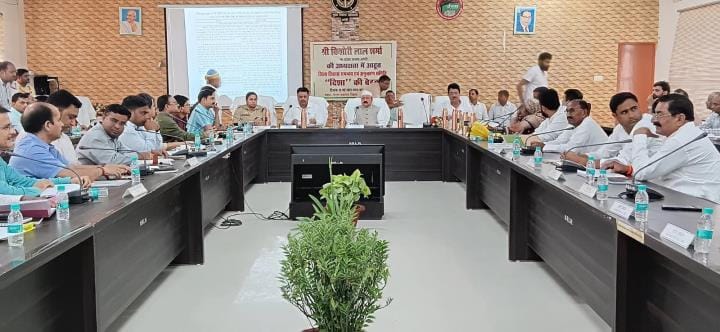 Work on complaints of public representatives with utmost seriousness