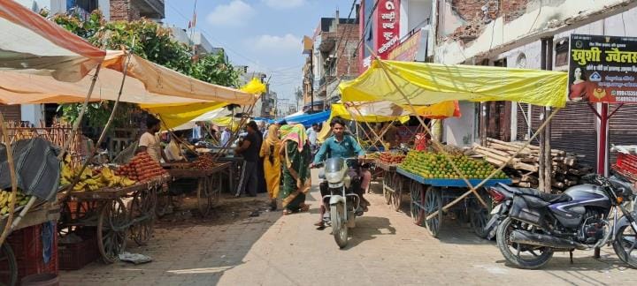 Shopkeepers have even occupied the footpath in the vegetable market of Shahzadpur