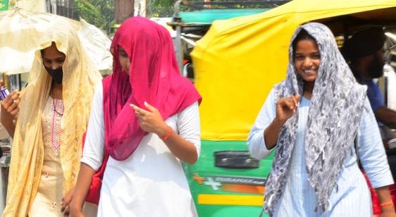 Bihar Weather: अगले तीन दिन तक परेशान करेगी गर्मी, चार डिग्री तक बढ़ सकता तापमान; इन जिलों में बारिश के आसार